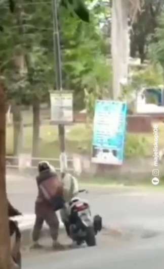 Pria bujuk pasangannya