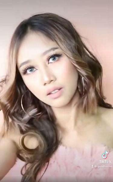 Dulu dibilang hitam dan dekil, perubahan gadis ini bikin mantan menyesal.