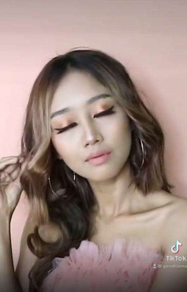 Dulu dibilang hitam dan dekil, perubahan gadis ini bikin mantan menyesal.