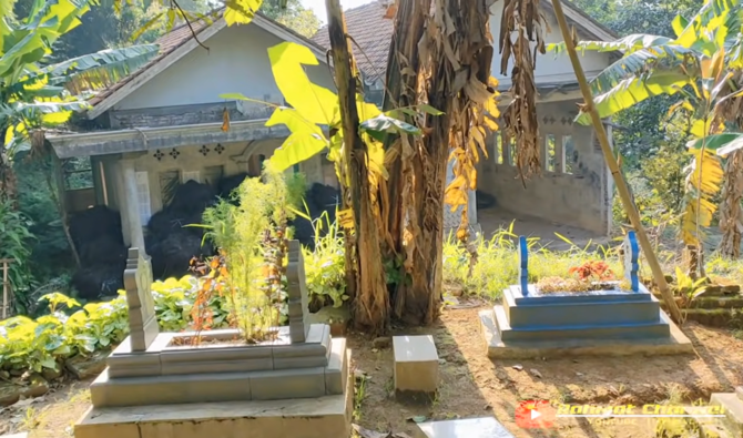Makam di depan rumah warga