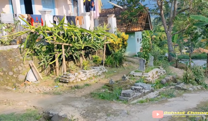 Makam di depan rumah