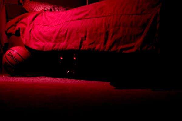 Pengalaman seram lihat mata merah di bawah tempat tidur.