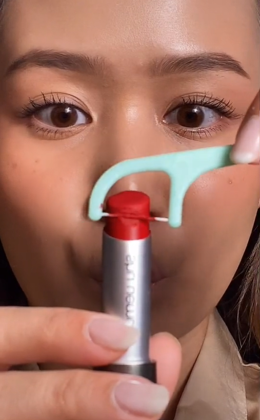 Mengaplikasikan Lipstik dengan Dental Floss
