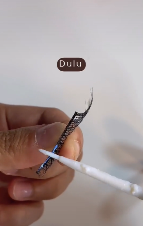 Mengaplikasikan Lem Bulu Mata Palsu