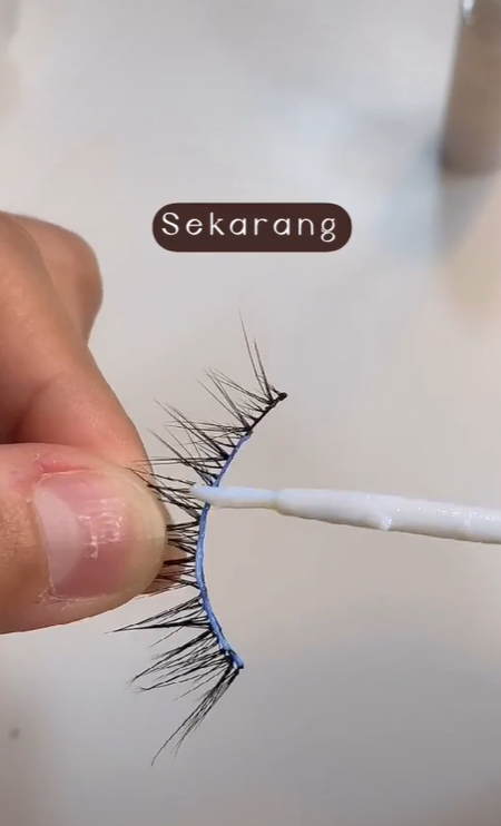 Mengaplikasikan Lem Bulu Mata Palsu