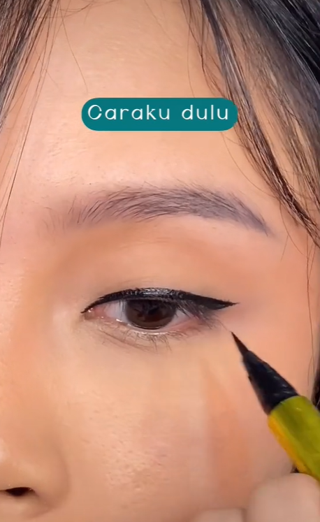 Mengaplikasikan Eyeliner