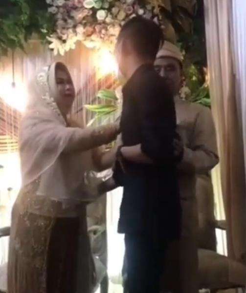 Perlakuan ibu pengantin kepada mantan pacar putrinya bikin haru.