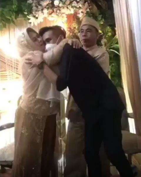 Perlakuan ibu pengantin kepada mantan pacar putrinya bikin haru.