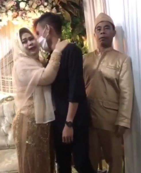 Perlakuan ibu pengantin kepada mantan pacar putrinya bikin haru.