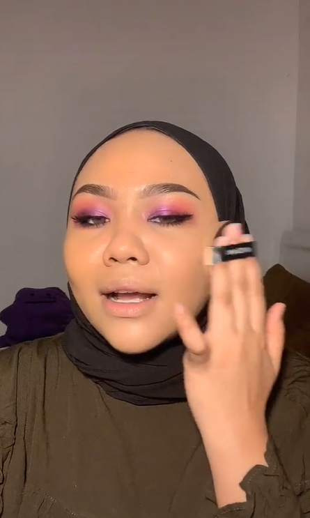 Mengaplikasikan Cushion Berwarna Terang
