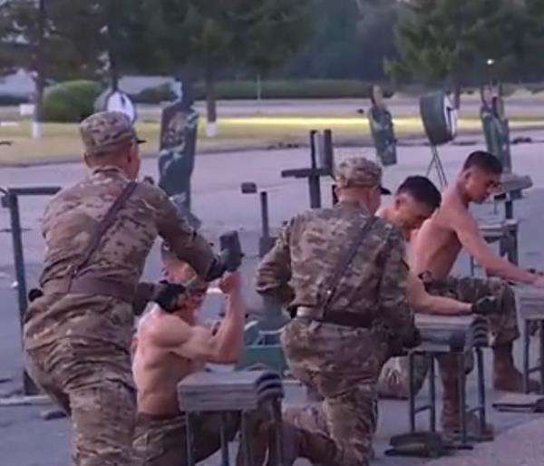 Aksi debus dan pamer kekuatan fisik tentara Korea Utara.