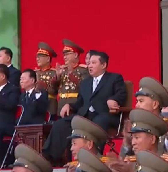 Kim Jong-un tampak terkesima dan sedikit merinding melihat aksi tentaranya.