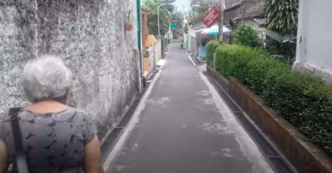 Yvone mencari rumah masa kecil