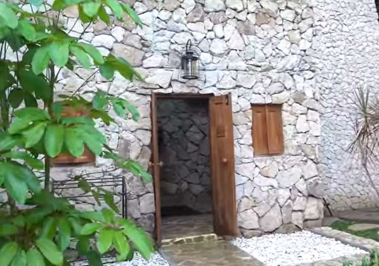 Vila Hanung Bramantyo