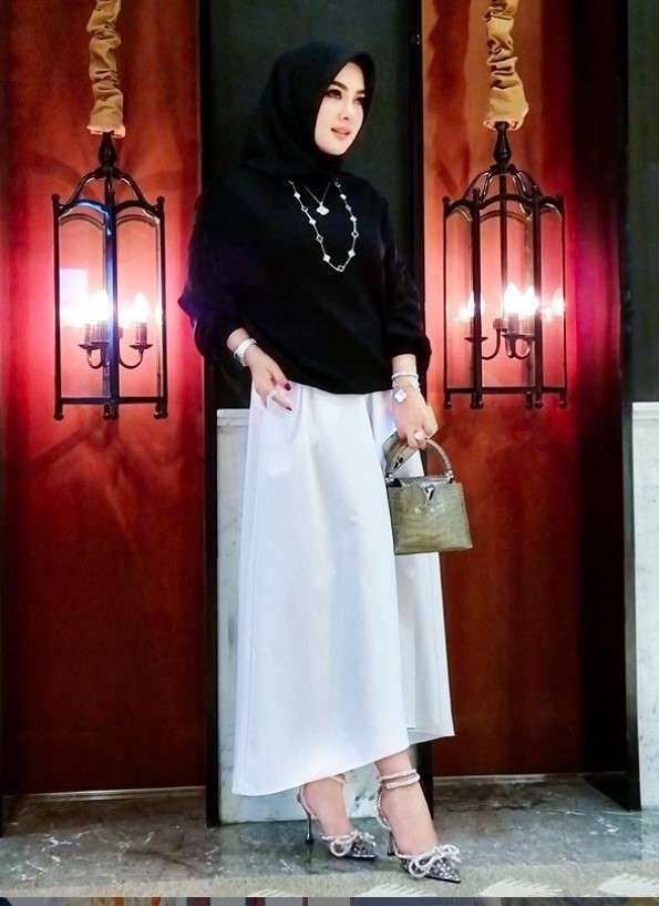 Baju hitam putih syahrini