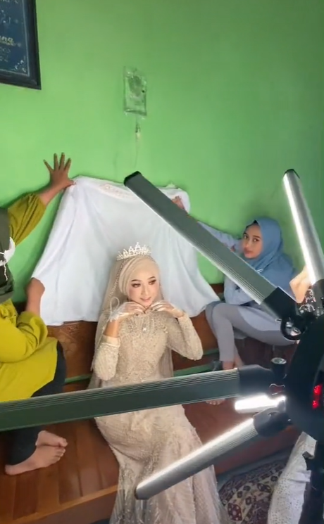 Pengantin Diinfus Sebelum Resepsi
