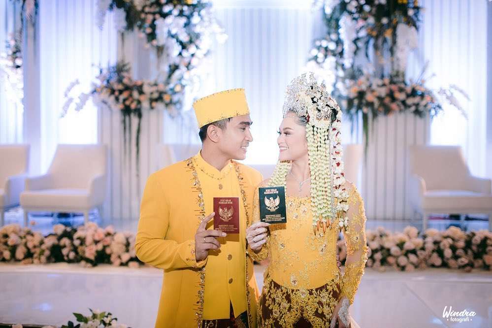 Lutfi Agizal dan istrinya