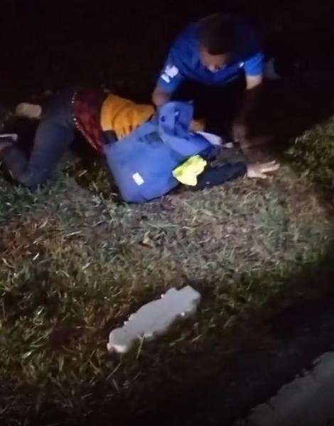 Merinding, dandan pakai jilbab padahal cowok dan gendong batu nisan