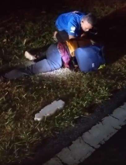 Merinding, dandan pakai jilbab padahal cowok dan gendong batu nisan