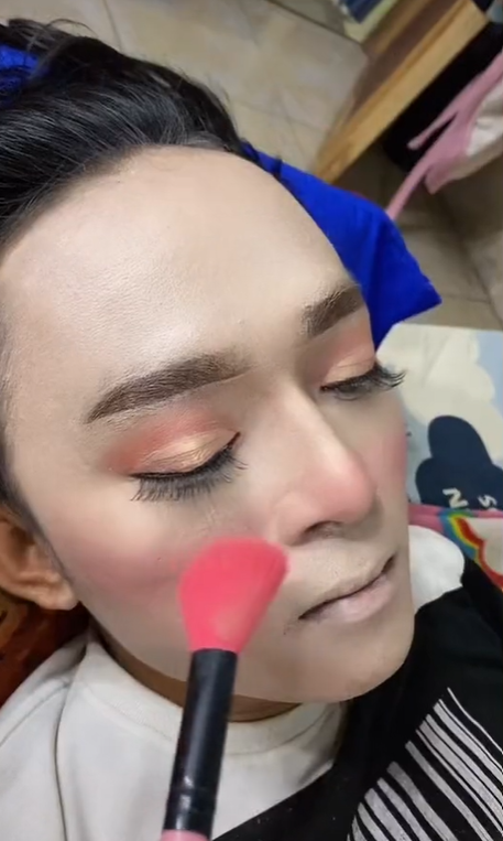 Istri Merias Wajah Suami Istri Merias Wajah Suami