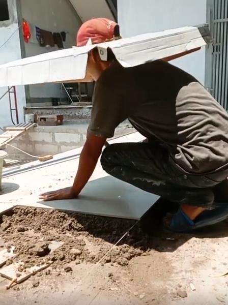Viral kuli bangunan bikin pelindung kepala dari kardus keramik.