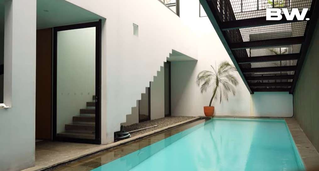 Kolam renang rumah Sammy