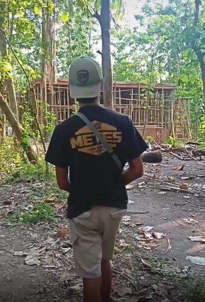 Tak mau capek, brio satya dipakai buat cari rumput.