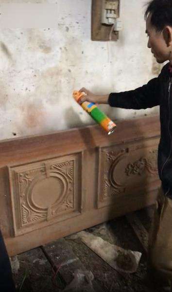 Viral video basmi ratusan kecoak ini bikin merinding.