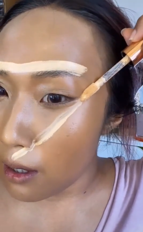 Trik Memakai Concealer Ala Model Catwalk
