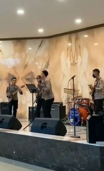 Polisi jadi anak band