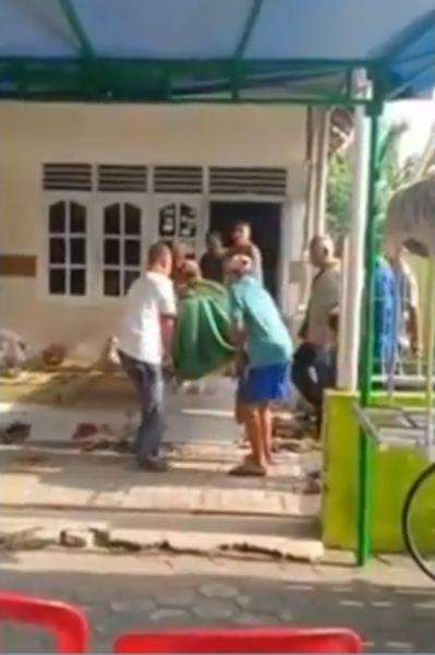Heboh jenazah jatuh dari keranda saat hendak dibawa ke kuburan.
