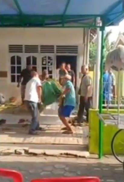 Heboh jenazah jatuh dari keranda saat hendak dibawa ke kuburan.