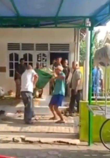 Heboh jenazah jatuh dari keranda saat hendak dibawa ke kuburan.