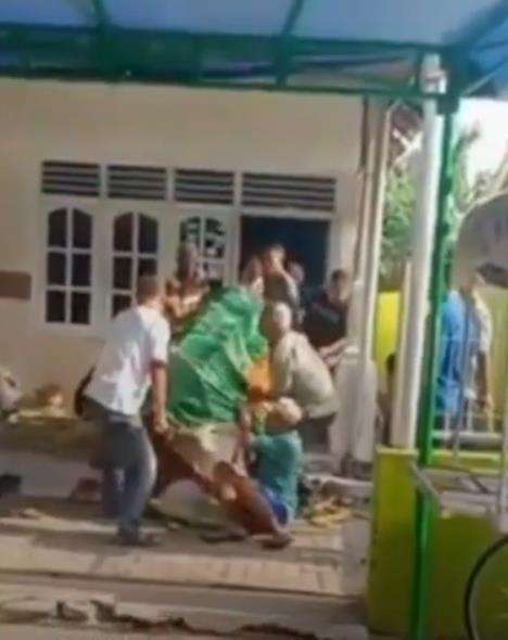 Heboh jenazah jatuh dari keranda saat hendak dibawa ke kuburan.