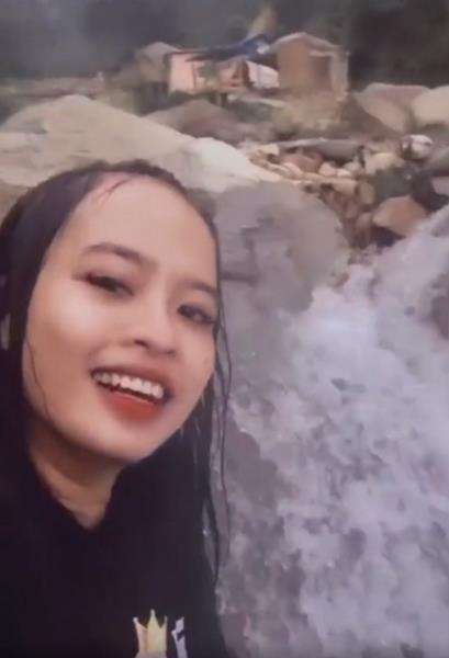 Ngeri, asyik mandi di sungai, tak sengaja rekam sosok seram lagi ngintip.