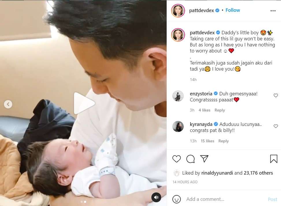 Billy Davidson gendong buah hatinya