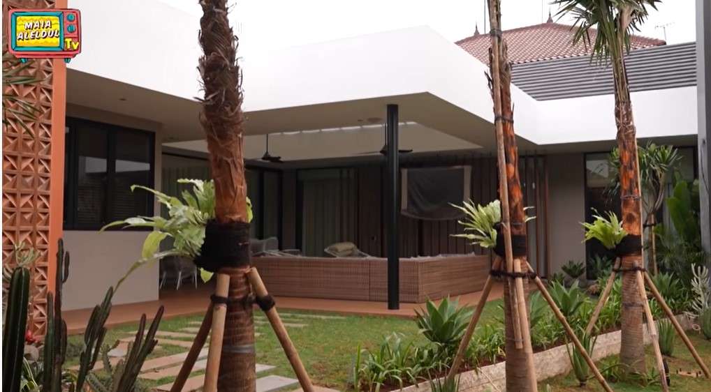 Halaman belakang rumah Maia Estianty