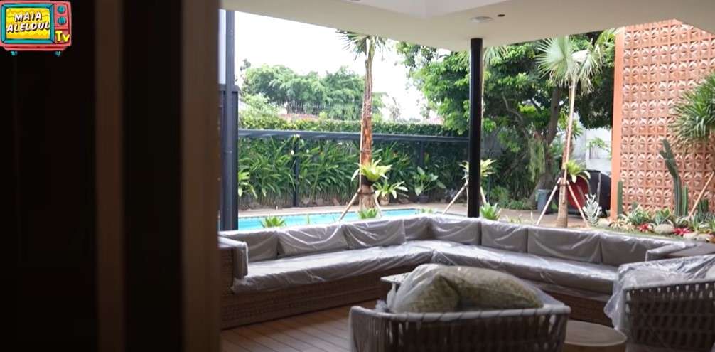 Halaman belakang rumah Maia Estianty