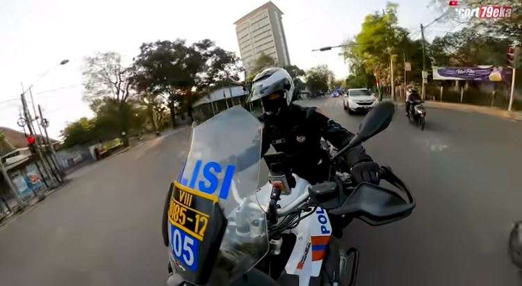 Aksi polisi saat mengawal pemindahan napi. Aksi polisi saat mengawal pemindahan napi.