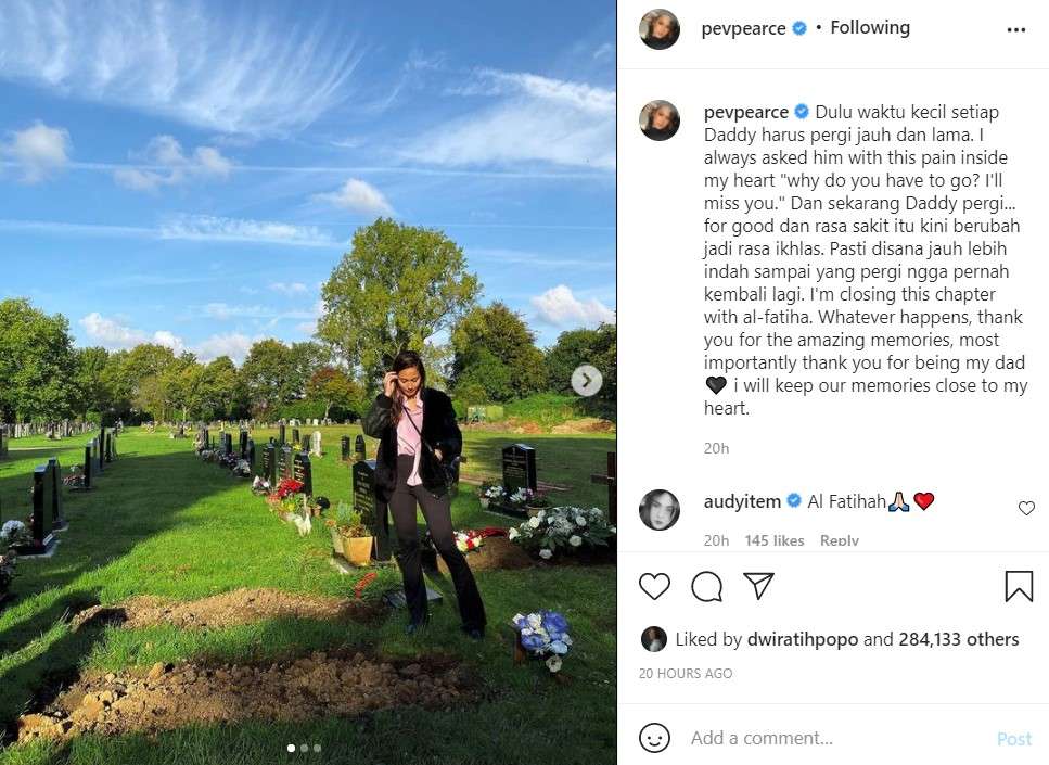 Pevita ziarah ke makam ayahnya
