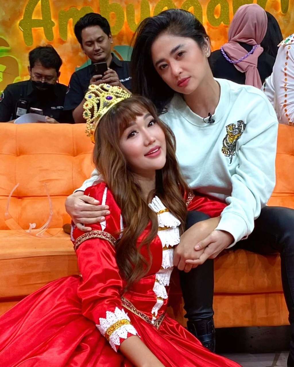 Lucinta Luna dan Dewi Perssik di acara televisi