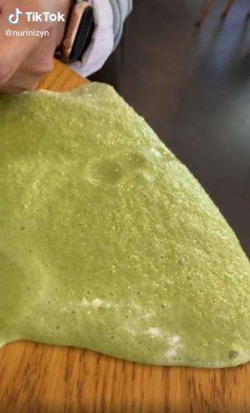 Mau minum sibuk foto-foto dulu, greentea yang dipesan malah tumpah.