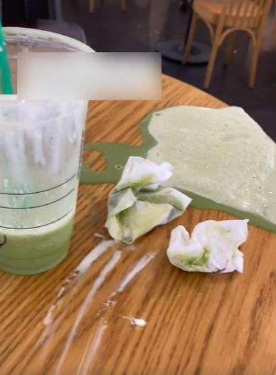 Mau minum sibuk foto-foto dulu, greentea yang dipesan malah tumpah.