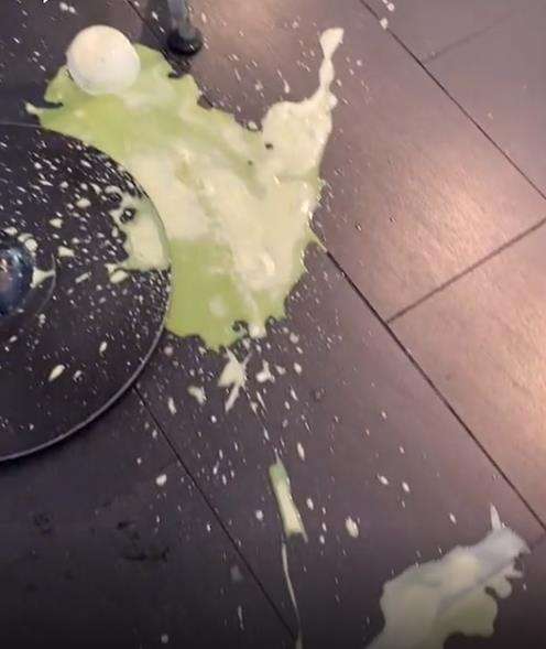 Mau minum sibuk foto-foto dulu, greentea yang dipesan malah tumpah.