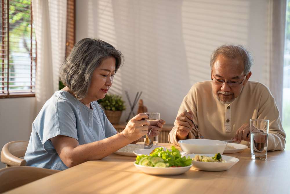 Mengonsumsi Makanan Sehat
