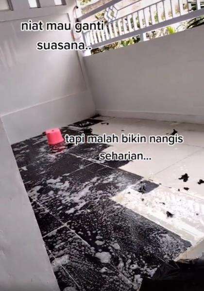 Pasang vinyl stiker di lantai keramik malah berujung tangis dan penyesalan.