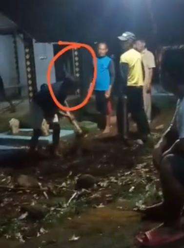 Merinding, ada penampakan hantu saat warga gali kuburan malam-malam.