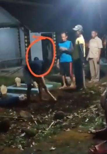 Merinding, ada penampakan hantu saat warga gali kuburan malam-malam.