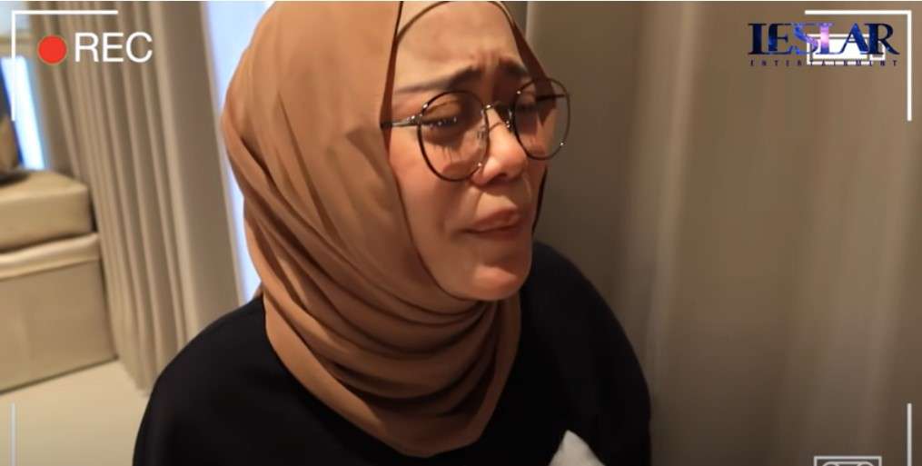 Lesti Kejora menangis