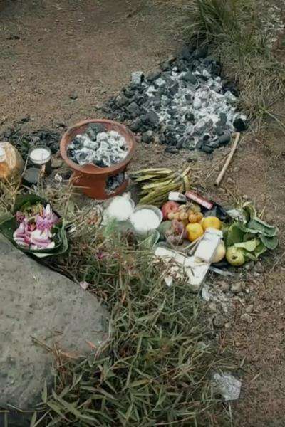Heboh penemuan sesajen di jalur pendakian gunung.